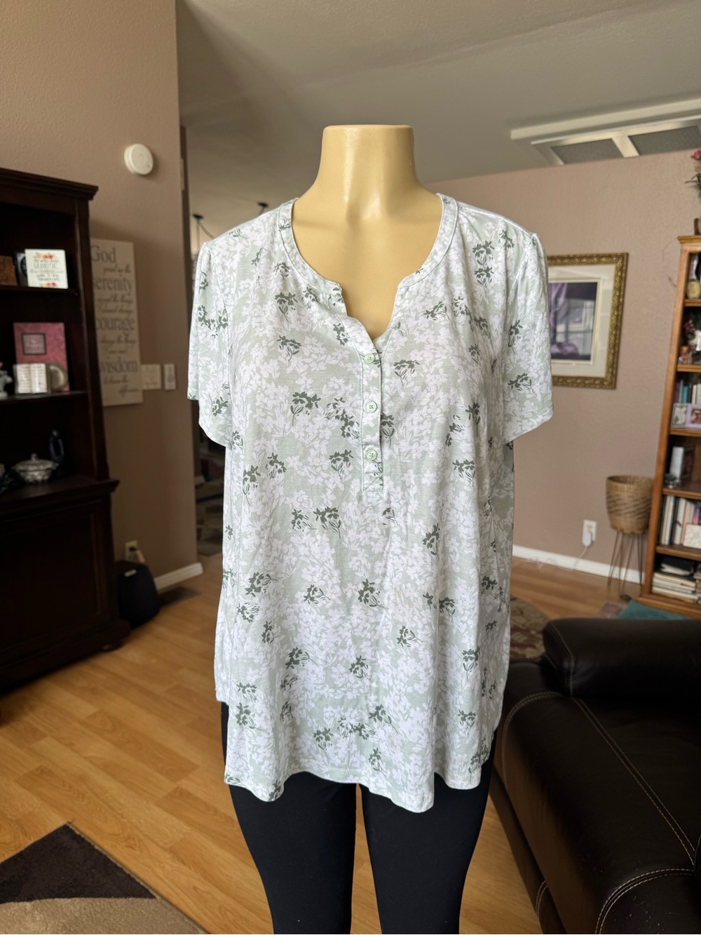 Liz Claiborne henley style light green & white floral print top-size 0X